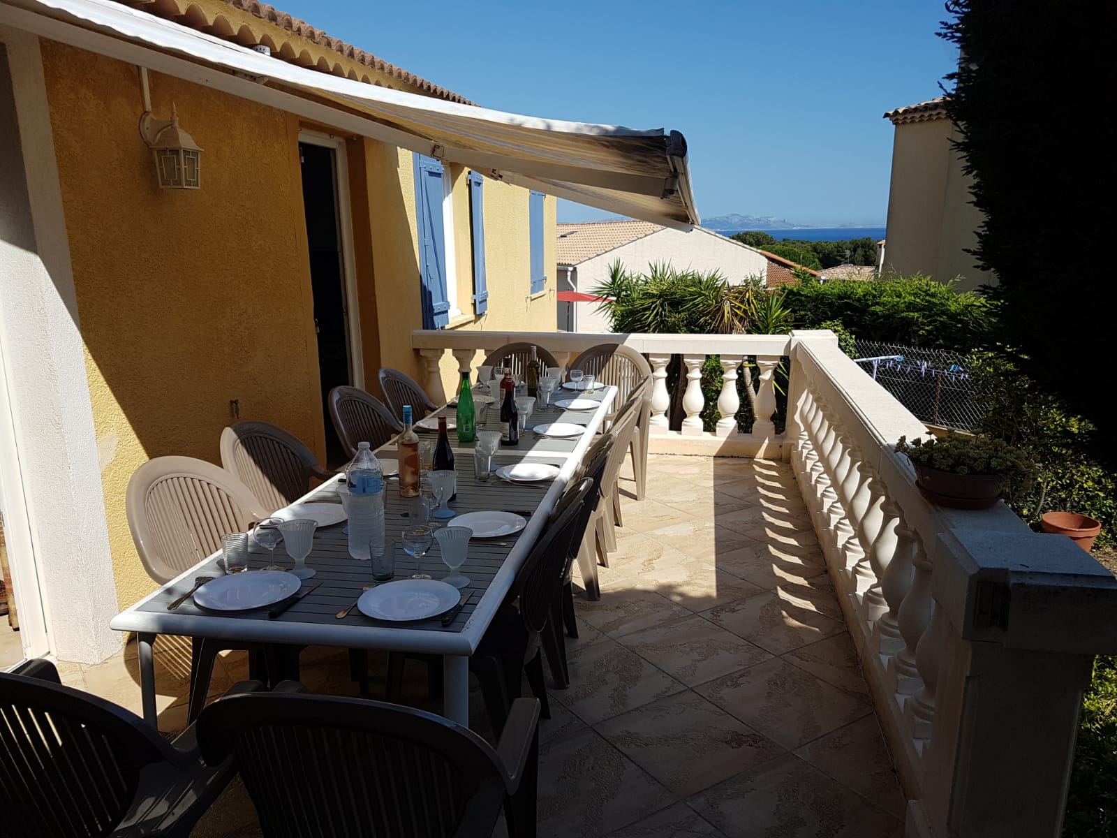 terrasse avec table mise 2